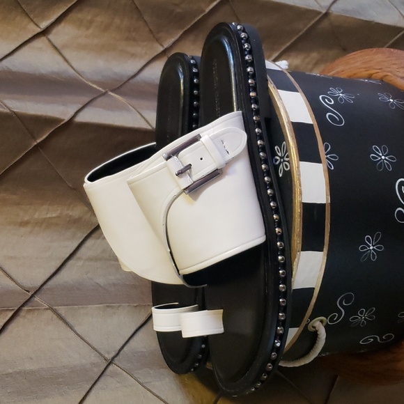 NWOT- Vince Camuto ‘Cooliann’ Studded Leather Toe Loop Sandal - Picture 6 of 10